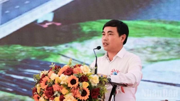 Giám đốc Ban Quản lý dự án đầu tư xây dựng các công trình giao thông và nông nghiệp thành phố Đà Nẵng Nguyễn Văn Thường phát biểu tại lễ khởi công.