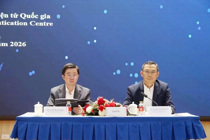 Ông Bùi Hoàng Phương, Thứ trưởng Khoa học và Công nghệ Việt Nam cùng ông Keovisouk Solaphom, Thứ trưởng Công nghệ và Truyền thông Lào chủ trì hội thảo.