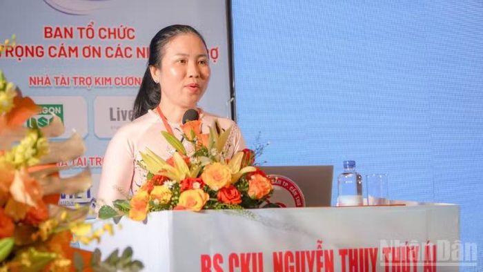 Bà Nguyễn Thụy Thúy Ái, Giám đốc Bệnh viện Phụ sản thành phố Cần Thơ phát biểu tại hội thảo.