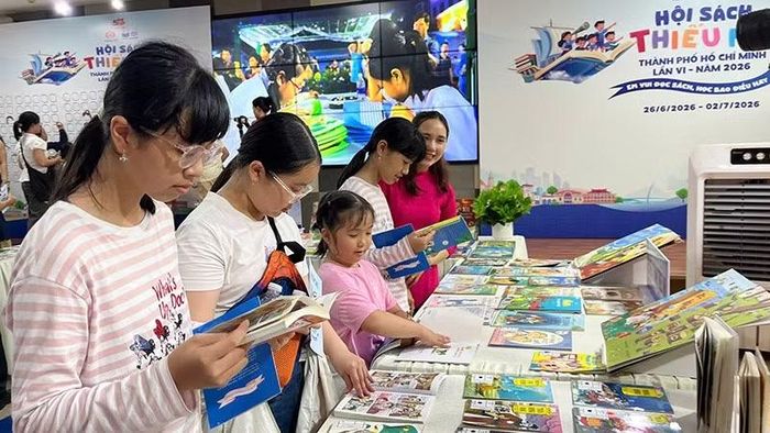Các em đọc sách tại Thư viện Khoa học Tổng hợp Thành phố Hồ Chí Minh. (Ảnh: LÊ ĐỨC)