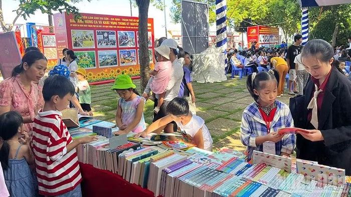 Các em thiếu nhi đọc sách tại Đường sách Vũng Tàu. (Ảnh: LINH BẢO)