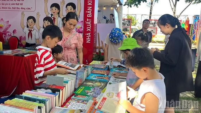 Hội sách thiếu nhi tại Khu vực 3 thu hút nhiều em nhỏ trong buổi khai mạc.