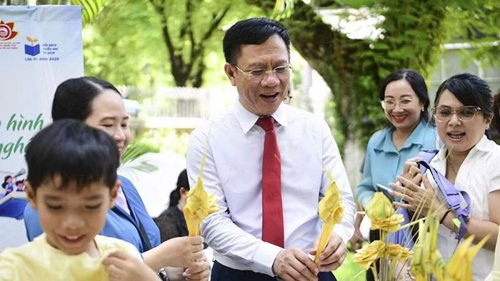Đại biểu tham quan các hoạt động trong chương trình khai mạc. (Ảnh: Ban tổ chức)