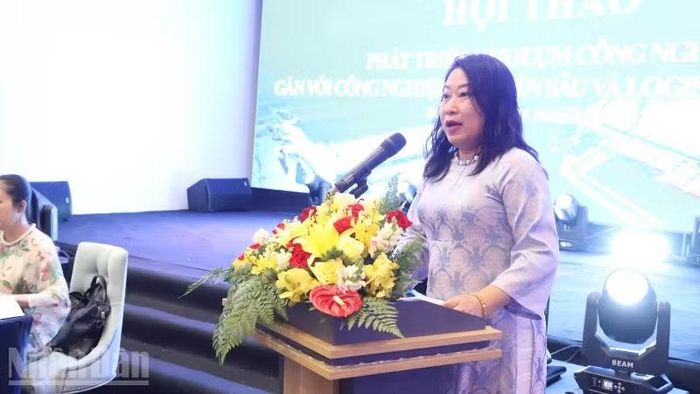 Bà Nguyễn Vũ Tố Quyên, Phó Trưởng ban Kinh tế Phú Yên phát biểu đề dẫn hội thảo.