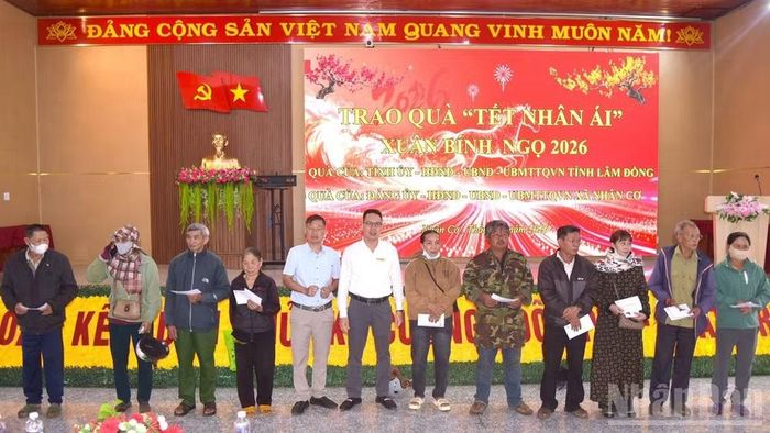Công ty Nhôm Đắk Nông-TKV phối hợp chính quyền các địa phương vùng dự án tổ chức các hoạt động chăm lo Tết cho hộ nghèo, người dân vùng dự án có hoàn cảnh khó khăn.