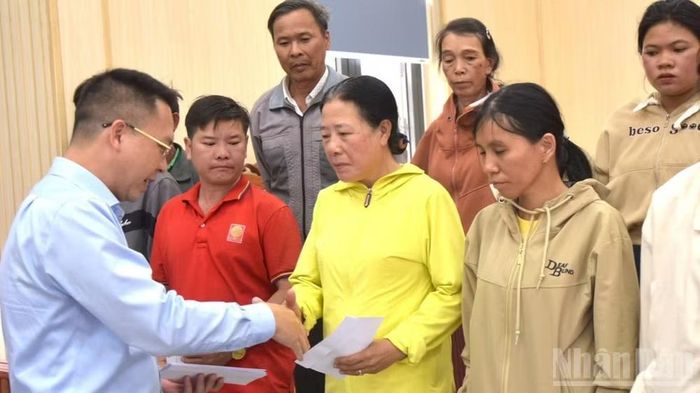 Lãnh đạo Công ty Nhôm Đắk Nông-TKV tặng quà cho hộ nghèo, những gia đình có hoàn cảnh khó khăn vùng dự án nhân các ngày lễ, Tết cổ truyền của dân tộc.
