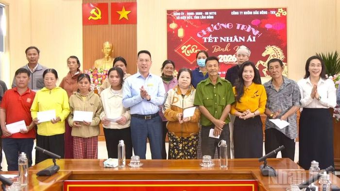 Công ty Nhôm Đắk Nông-TKV phối hợp xã Kiến Đức tổ chức tặng quà cho hộ nghèo, gia đình có hoàn cảnh khó khăn trong xã vui xuân, đón Tết cổ truyền của dân tộc.