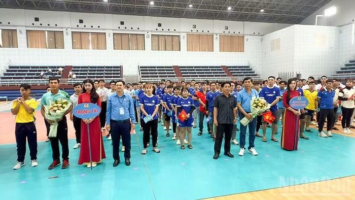 Trao hoa cho các đội thi đấu.