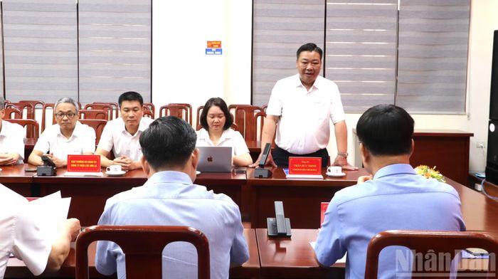 Ông Trần Duy Trinh, Giám đốc Công ty Điện lực Sơn La báo cáo Đoàn công tác.