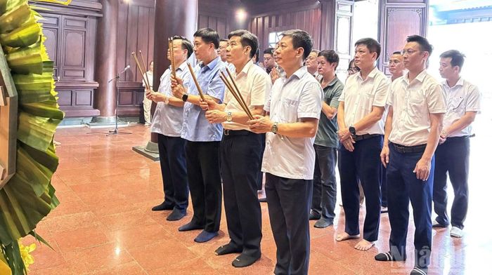 Đoàn công tác thắp hương tại Đền thờ Liệt sĩ chiến trường Điện Biên Phủ.