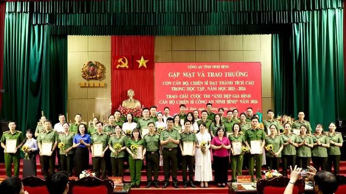 Ban tổ chức trao giải cho các gia đình đạt giải Cuộc thi "Ảnh đẹp gia đình cán bộ chiến sĩ Công an Ninh Bình".