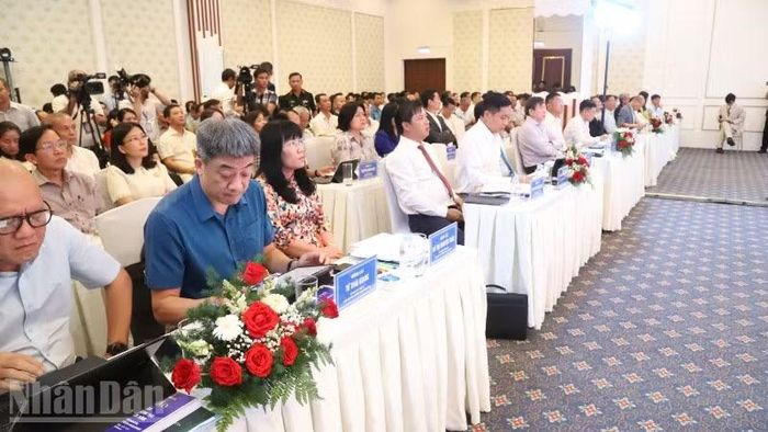 Các đại biểu dự hội thảo.