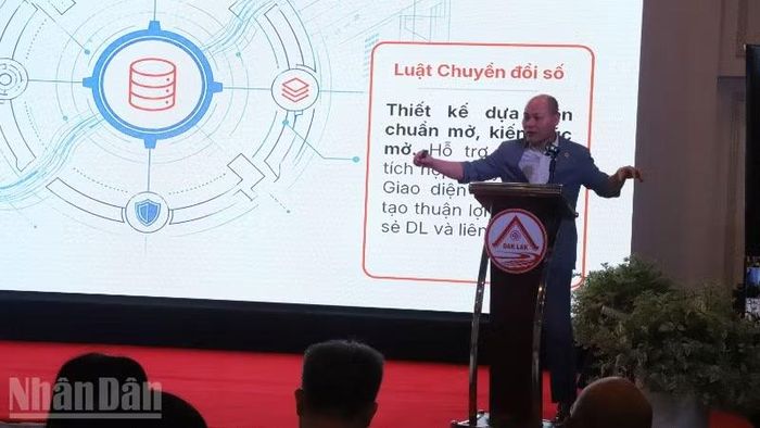 Các chuyên gia tham luận tại hội thảo.