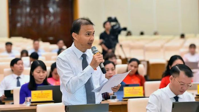 Đại biểu Hội đồng nhân dân tỉnh Tuyên Quang đặt câu hỏi chất vấn tại kỳ họp.