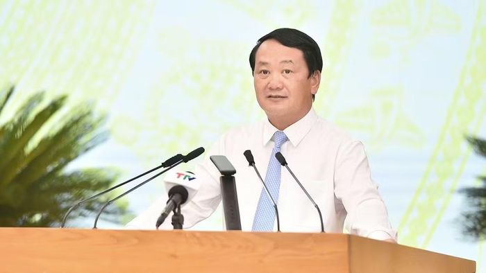 Đồng chí Hầu A Lềnh, Ủy viên Trung ương Đảng, Bí thư Tỉnh ủy Tuyên Quang phát biểu tại kỳ họp.