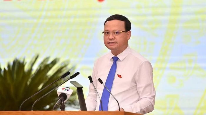 Đồng chí Nguyễn Mạnh Tuấn, Phó Chủ tịch Thường trực Ủy ban nhân dân tỉnh Tuyên Quang báo cáo kết quả phát triển kinh tế-xã hội 6 tháng đầu năm.
