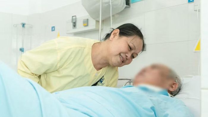 Người nhà vui mừng khi bệnh nhân hồi phục ổn định.
