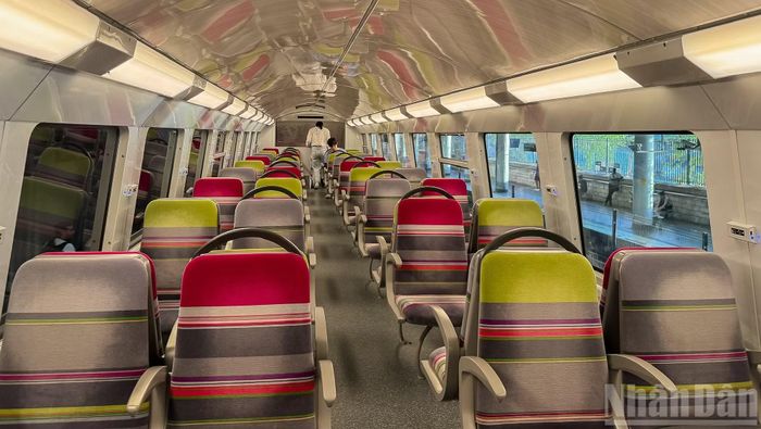 Khác với cảnh đông đúc thường ngày, nhiều chuyến tàu tại Paris trở nên vắng vẻ trong những giờ nắng nóng cao điểm khi người dân hạn chế ra ngoài để tránh nền nhiệt cao.