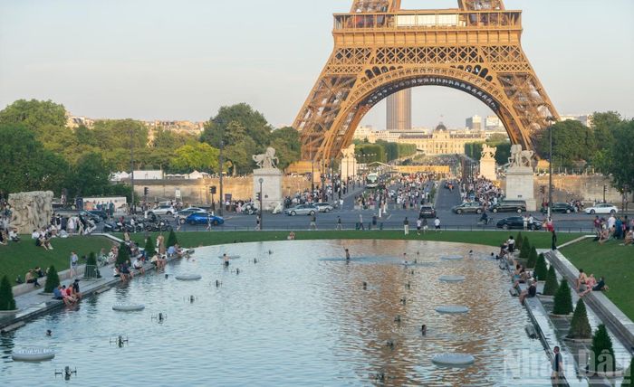 Đài phun nước tại quảng trường Trocadéro đối diện tháp Eiffel trở thành điểm giải nhiệt của người dân và du khách giữa đợt nắng nóng lịch sử.
