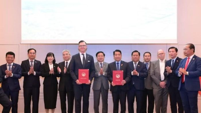 Tập đoàn Hùng Nhơn và Tập đoàn Big Dutchman AG trao biên bản hợp tác.