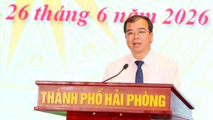 Đồng chí Phó Chủ tịch Ủy ban nhân dân thành phố Nguyễn Minh Hùng biểu dương những đóng góp của các gia đình được tôn vinh.