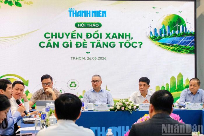 Các doanh nghiệp sản xuất, kinh doanh, nông nghiệp chia sẻ khó khăn cũng như kinh nghiệm khi thực hiện chuyển đổi xanh.