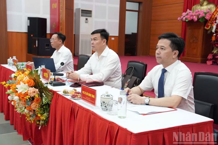 Bí thư Đảng ủy, Chủ tịch Hội đồng nhân dân phường Long Biên Nguyễn Mạnh Hà; Phó Vụ trưởng Vụ Y tế và Thể thao (Ban Tuyên giáo và Dân vận Trung ương) Vũ Hồng Huy và Phó Giáo sư, Tiến sĩ Đỗ Đình Tùng, Giám đốc Bệnh viện đa khoa Đức Giang chủ trì hội thảo (từ trái qua).