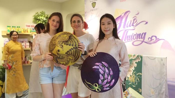 Nón Huế thu hút du khách quốc tế.