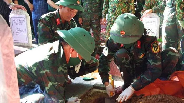 Lấy mẫu sinh phẩm để giám định ADN đối với các hài cốt liệt sĩ chưa xác định được thông tin trong các nghĩa trang.