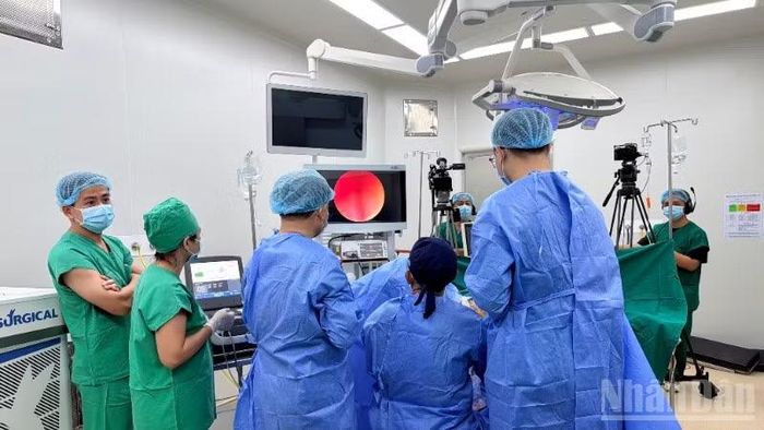 Các bác sĩ mổ thị phạm về bệnh lý thận, tiết niệu.
