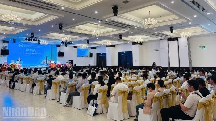 Hội thảo thu hút nhiều chuyên gia đến lắng nghe.