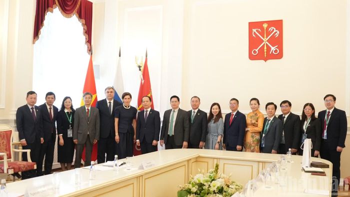 Đoàn đại biểu Việt Nam chụp ảnh cùng đại diện Ủy ban Đối ngoại Saint Petersburg. (Ảnh: THANH THỂ)