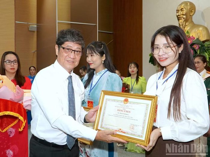 Đồng chí Nguyễn Huy Thái, Phó Trưởng Ban Tuyên giáo và Dân vận Tỉnh ủy Cà Mau (bên trái) trao Bằng khen của Chủ tịch Ủy ban nhân dân tỉnh cho các thí sinh đoạt giải Nhì hội thi.