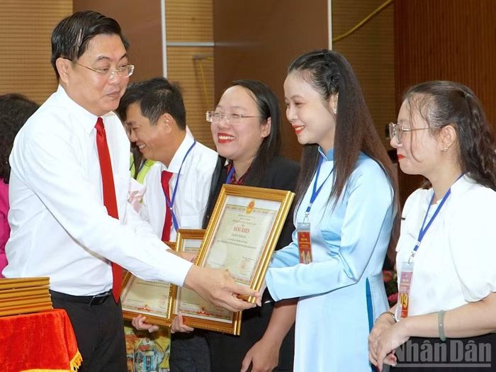 Đồng chí Phạm Minh Luyến, Phó Trưởng Ban Tuyên giáo và Dân vận Tỉnh ủy (bên trái) trao Bằng khen của Chủ tịch Ủy ban nhân dân tỉnh Cà Mau cho các thí sinh đoạt giải Khuyến khích.