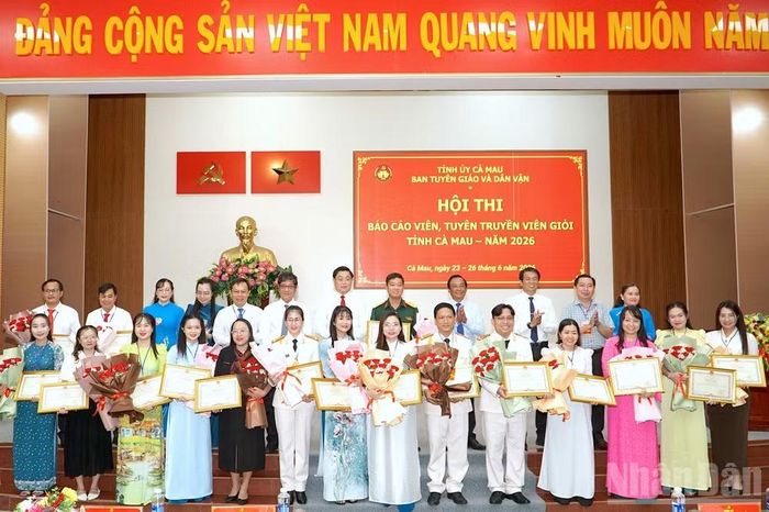Các thí sinh đoạt giải tại cuộc thi chụp ảnh lưu niệm với Ban giám khảo.