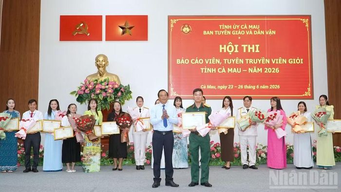 Đồng chí Võ Văn Lực, Phó Trưởng Ban Thường trực Ban Tuyên giáo và Dân vận Tỉnh ủy Cà Mau (bên phải, hàng đầu tiên), trao Bằng khen của Chủ tịch Ủy ban nhân dân tỉnh Cà Mau cho thí sinh Phạm Minh Đầy (Đảng ủy Quân sự tỉnh), đoạt giải tại hội thi.