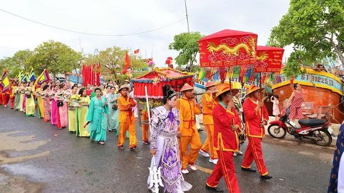 Lễ hội nghinh ông ở phường Vĩnh Châu hấp dẫn du khách.