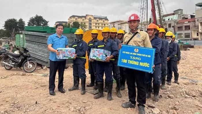 Công đoàn phường, xã đồng loạt tặng nước uống tại các công trình trọng điểm, công trình theo các dự án của nhà nước tại địa phương.