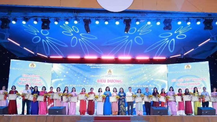 Tôn vinh 100 gia đình công nhân, viên chức, lao động tiêu biểu.