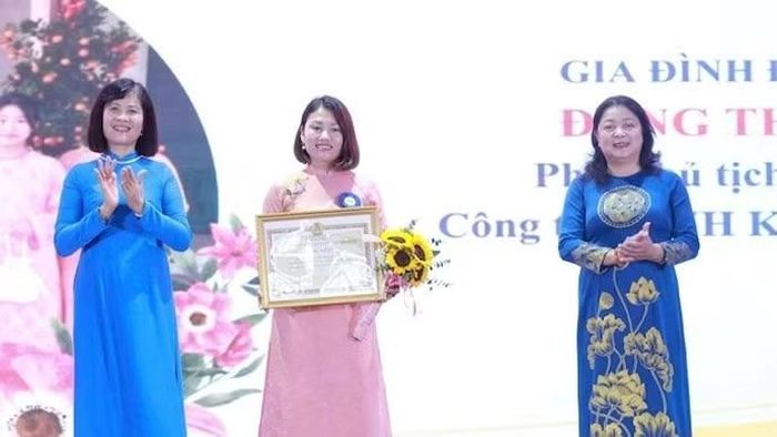 Lãnh đạo Tổng Liên đoàn Lao động Việt Nam và Liên đoàn Lao động thành phố Hà Nội trao thưởng các gia đình tiêu biểu năm 2026.