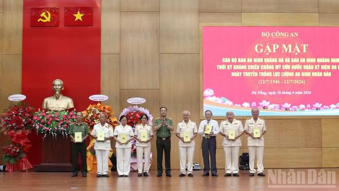 Bộ Công an tặng quà tri ân cán bộ Ban An ninh Quảng Đà và Ban An ninh Quảng Nam.