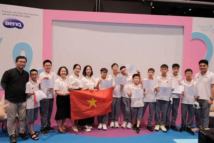 Các tuyển thủ nhí Việt Nam nhận giải tại ROBOG Asia Cup 2026.