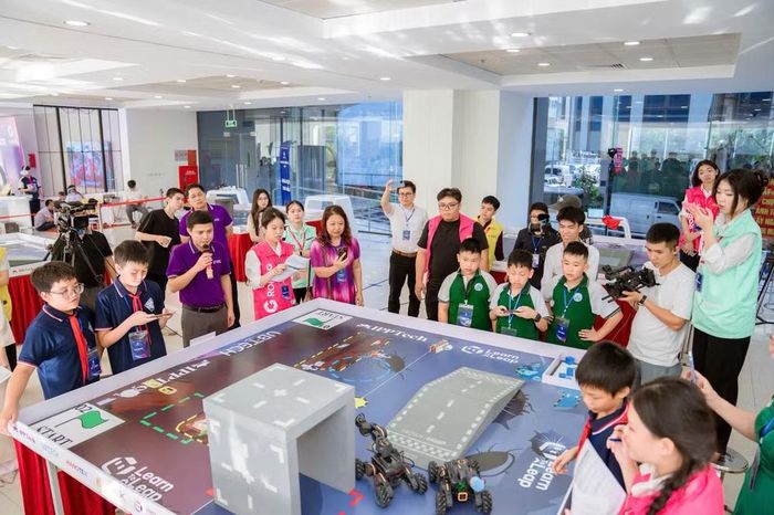 Trước đó, các đội thi đã xuất sắc đạt danh hiệu tại ROBOG Miền Bắc (Việt Nam) để tranh suất thi quốc tế.