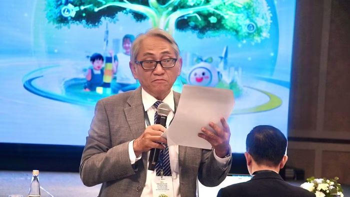 Phó Giáo sư, Tiến sĩ, bác sĩ Cao Hữu Nghĩa, Trưởng Bộ môn khoa học y sinh, Viện Pasteur Thành phố Hồ Chí Minh trình bày tại tọa đàm.