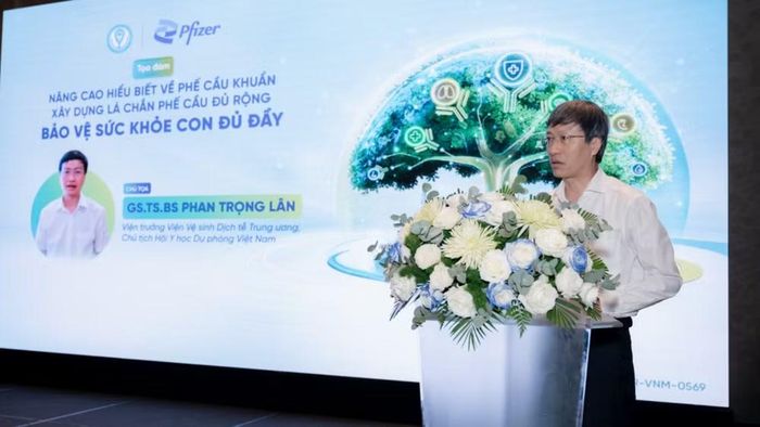 Giáo sư, Tiến sĩ, bác sĩ Phan Trọng Lân, Chủ tịch Hội Y học dự phòng Việt Nam, Viện trưởng Viện Vệ sinh dịch tễ Trung ương phát biểu.