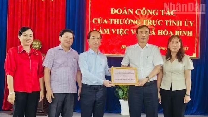 Lãnh đạo Tỉnh ủy và Ủy ban nhân dân Cà Mau làm việc với Thường trực Đảng ủy xã Hòa Bình.