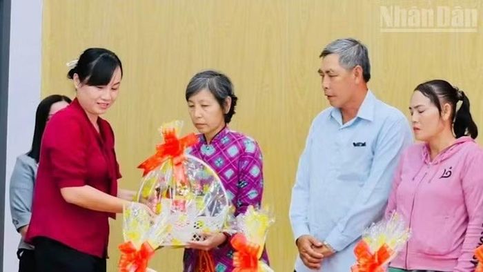Phó Bí thư Đảng ủy, Chủ tịch Ủy ban nhân dân xã Hòa Bình Đỗ Ái Lam trao quà những hộ khó khăn trên địa bàn.