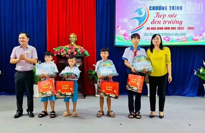 Ngoài chú trọng công tác xây dựng Đảng, chính quyền, phát triển kinh tế-xã hội, Đảng ủy và Ủy ban nhân dân xã Hòa Bình luôn quan tâm phát triển giáo dục-đào tạo tại địa phương.
