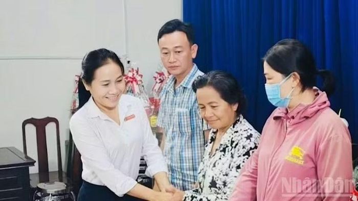 Giám đốc Agribank Chi nhánh Hòa Bình-Bạc Liêu Lê Đình Thục Nghi trao quà cho những hộ khó khăn tại xã Hòa Bình.