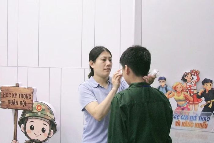 Phút bịn rịn chia tay gia đình.